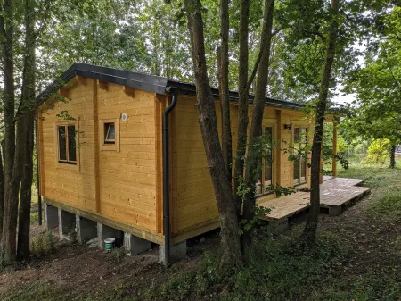 The Chalet Du Bois: Cozy comfort for 2 between garden and woodland Отели в г. Гервиль