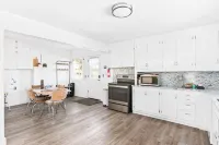 Comfort & River Views! 2-bedroom house in charming Asotin, Washington.