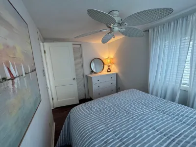 Cozy Lakefront Cottage With Breathtaking Sunsets! Hotels near Pokagon State Park