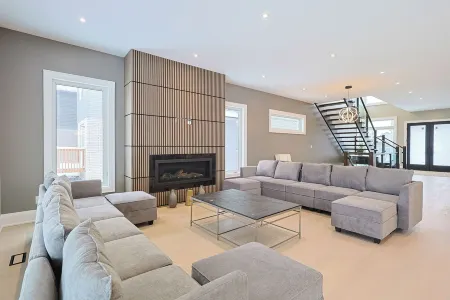 Spacious 6-bedroom villa in enchanting Niagara Falls with AC