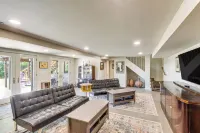 Kansas Gem w/ Fire Pit & Views: 10 Mi to Dtwn! - 4 tähden