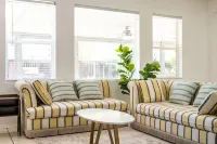 밝고 통풍이 잘 되는 5베드룸 집, 작업 공간 및 야외 라운지 있음