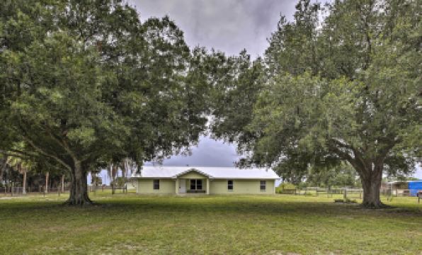 Lake Okeechobee Fishing Retreat w/ Fire Pit!