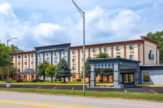 Days Inn and Suites by Wyndham Hammond, IN
