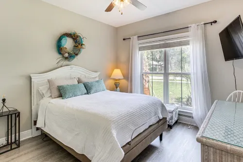 Custom Coastal Getaway in the Heart of Long Beach, stroll to beach and dining Hotels in Long Beach