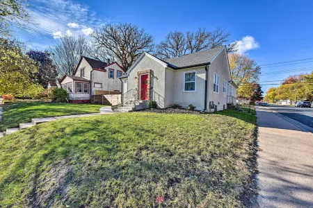 Mpls Duplex w/ Wifi & Kitchen: 5 Mi to Dtwn!