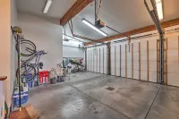 Sun Valley Estate w/ Private Pool, Theater & Gym - parking