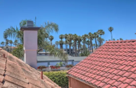 靠海的家，帶有屋頂露台 - 距離海灘衹有幾步之遙！