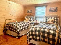 Countryside Thanksgiving Haven: Sleeps 6, Full Kitchen and Dining Room