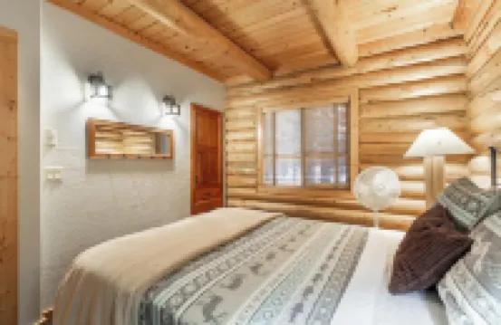 30 minutes to Yellowstone Stillwood Cabin Retreat with Hot Tub and Fire Table