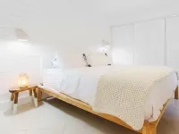 Beachside Modern Wellness Villa with Spacious Patio, Walk to the Beach Hotels in Jupiter