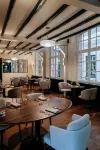 Logis - Hostellerie Saint-Louis & Restaurant Pauze Herzeele 호텔