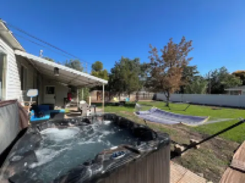 Charming 2-bedroom house with WiFi, a hot tub and 30 min away from adventure.