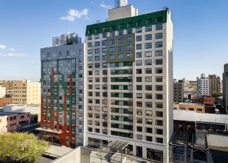 DoubleTree by Hilton Long Island City New York Отели рядом с достопримечательностью «Алиса в Стране чудес»