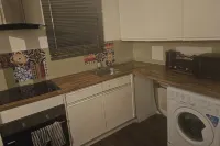 1 Bed House Sleeps 2 -Free Parking -Tv