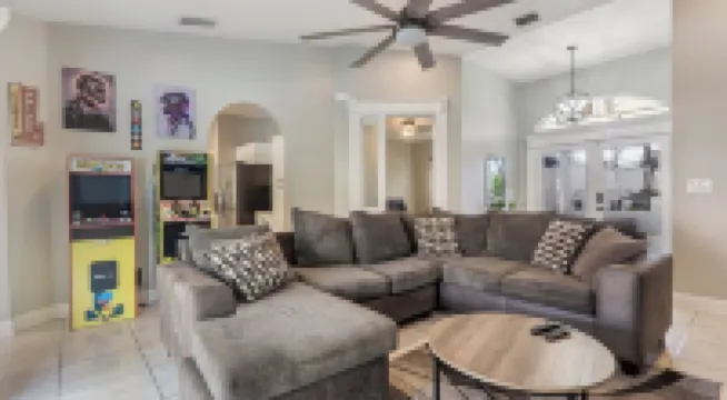 Delray Castle-Minutes to the beach and Atlantic Ave