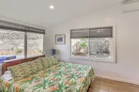 Walk to Beach: Koloa Getaway w/ Ocean Views - Parkering