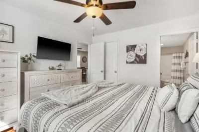 Valley View Treehouse - Holiday Hills Branson Golf Resort Outdoor Pools Hotels near Sky Deck at Parakeet Pete's Waterfront Zipline