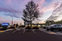 Travelodge by Wyndham Santa Rosa Wine Country - parking