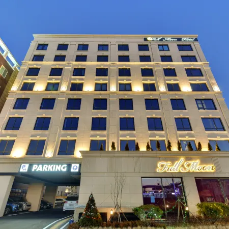 Full Moon Hotel Отели рядом с достопримечательностью «Парк Джаю»