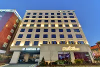 Full Moon Hotel Hotel berhampiran Pusat Bandar Cina