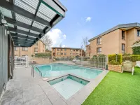2-Bed with Pool, BBQ, Tennis Court & Parking