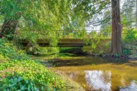 Wfh-Friendly Gem w/ Creek: 4 Mi to Sammamish Trail - Bungalows