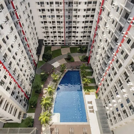 Near SM BF & Shopwise Slex Accessible 2BR for 4