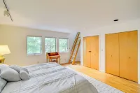 Great Barrington Lakeside Getaway w/ Kayak & Grill - Parkplatz