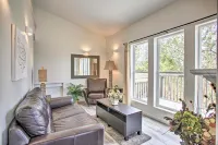 Lakeview Retreat w/ Fireplace, Spa Tub & Balcony - Wifi