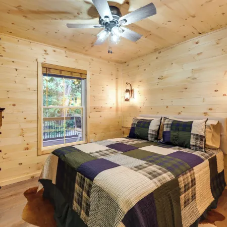 Serene Kentucky Cabin w/ Fireplace + Fire Pit!