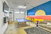 Pet-Friendly Retreat w/ Fenced Yard, Walk to Beach - Homestays