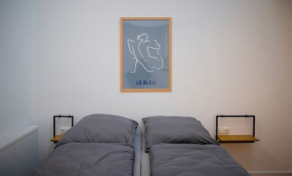 Moderne Stadt Zimmer mit eigenem Bad