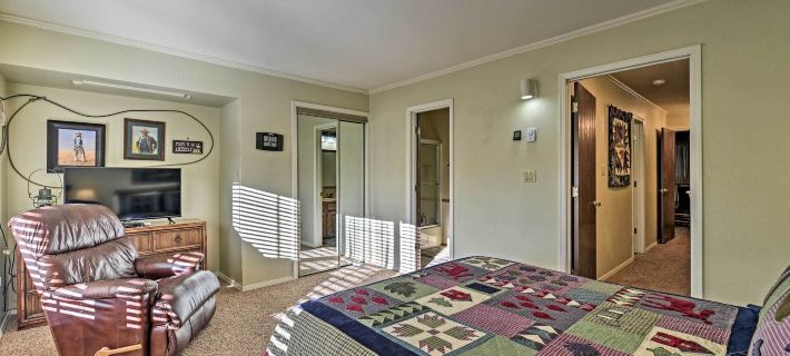 Red River Townhome with Balcony and Mtn Views! Отели в г. Ред Ривер