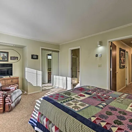 Red River Townhome with Balcony and Mtn Views!
