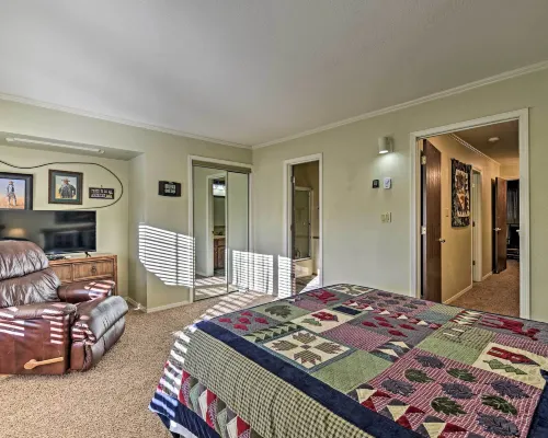 Red River Townhome with Balcony and Mtn Views! Hotels in Red River