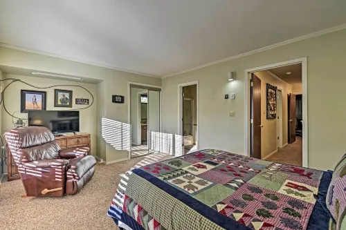 Red River Townhome with Balcony and Mtn Views!