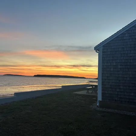 Beach front Cottage, close to downtown - Private Beach and Great Water views