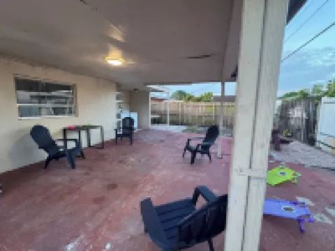 Charming 2-bedroom house in Hialeah with WiFi and AC