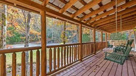 Creekside Cabin with covered porch  only 3 miles from downtown Bryson City!