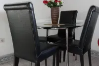 Apt - Sleeps 4 - Parking - Garden