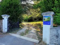 Maison en Pierre Avec Piscine Privée Dans un Domaine Clos et Arboré de 2200 m2 Hotels in Vorey