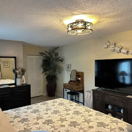 Comfy Coastal! 2 BR, pet friendly, caged pool, fenced yard. Quiet safe Bradenton