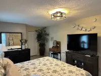 Comfy Coastal! 2 BR, pet friendly, caged pool, fenced yard. Quiet safe Bradenton - สระว่ายน้ำส่วนตัว