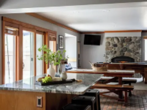 Skylight by AvantStay Elevated Mountain Home w Hot Tub, Billiards, Large Patio Hotels in Sunriver