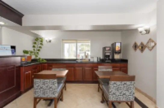 ซุปเปอร์ 8 บายวินด์แฮม ดาเนีย/สนามบินฟอร์ตลอเดอร์เดล