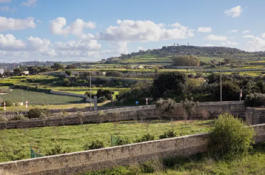 Sunlit Modern Home Country Views Xemxija