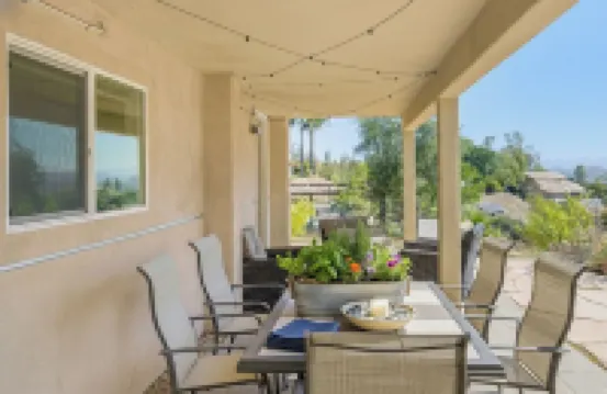 Mountain-Top Retreat with Private Sunset Patio & Epic Views 紐伯裡公園住宿飯店