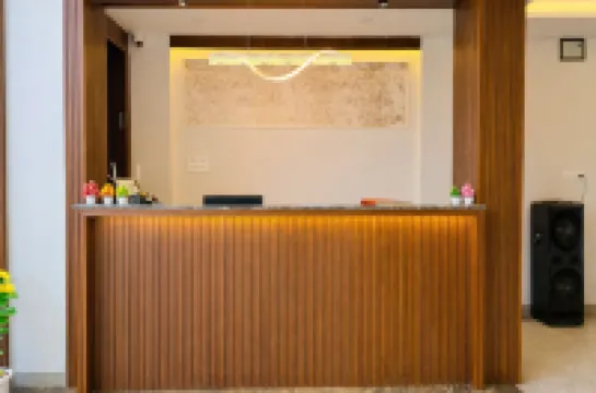 โรงแรม เรเวลอน แกรนด์