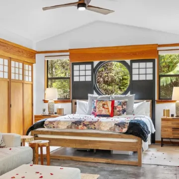 Volcano Tea House Cottage - Spa Bath, Hot Tub, and Fireplace with Japanese Decor